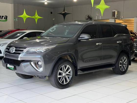 TOYOTA HILUX 2.8 SRX 4X4 CD 16V DIESEL 4P AUTOMÁTICO TOYOTA HILUX 2.8 SRX 4X4 CD 16V DIESEL 4P AUTOMÁTICO